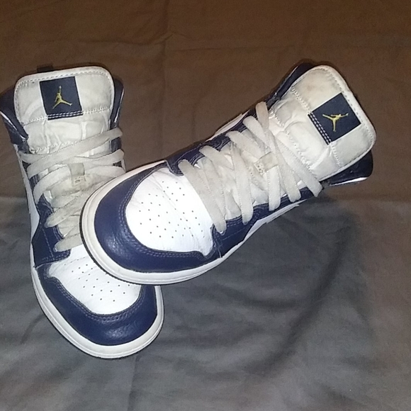 *EXCELLENT USED* Size 2y Retro Jordans - Picture 3 of 3